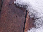 Террасная доска (декинг) Мербау на крыльце под снегом
